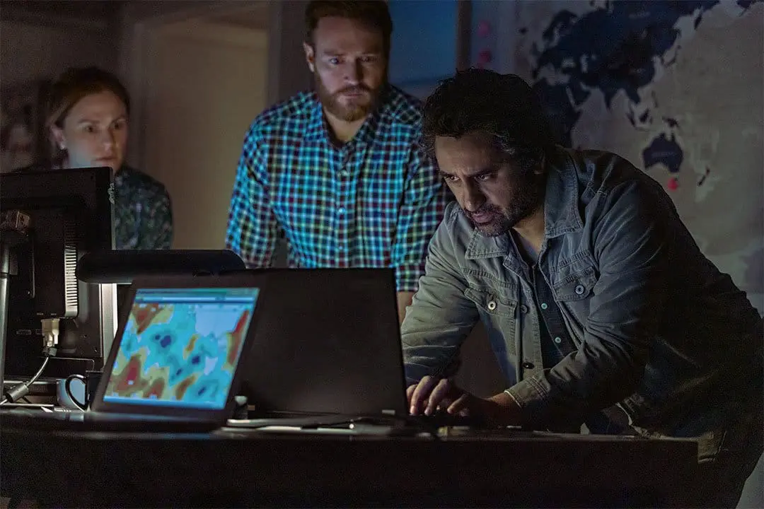  True Spirit. (L to R) Anna Paquin as Julie Watson, Josh Lawson as Roger Watson and Cliff Curtis as Ben Bryant in True Spirit. Cr. Julian Panetta/Netflix © 2023 