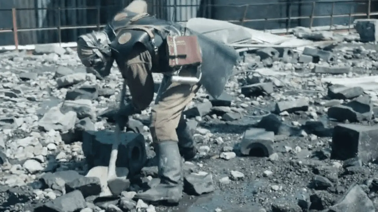 Chernobyl — men clearing graphite from the reactor roof