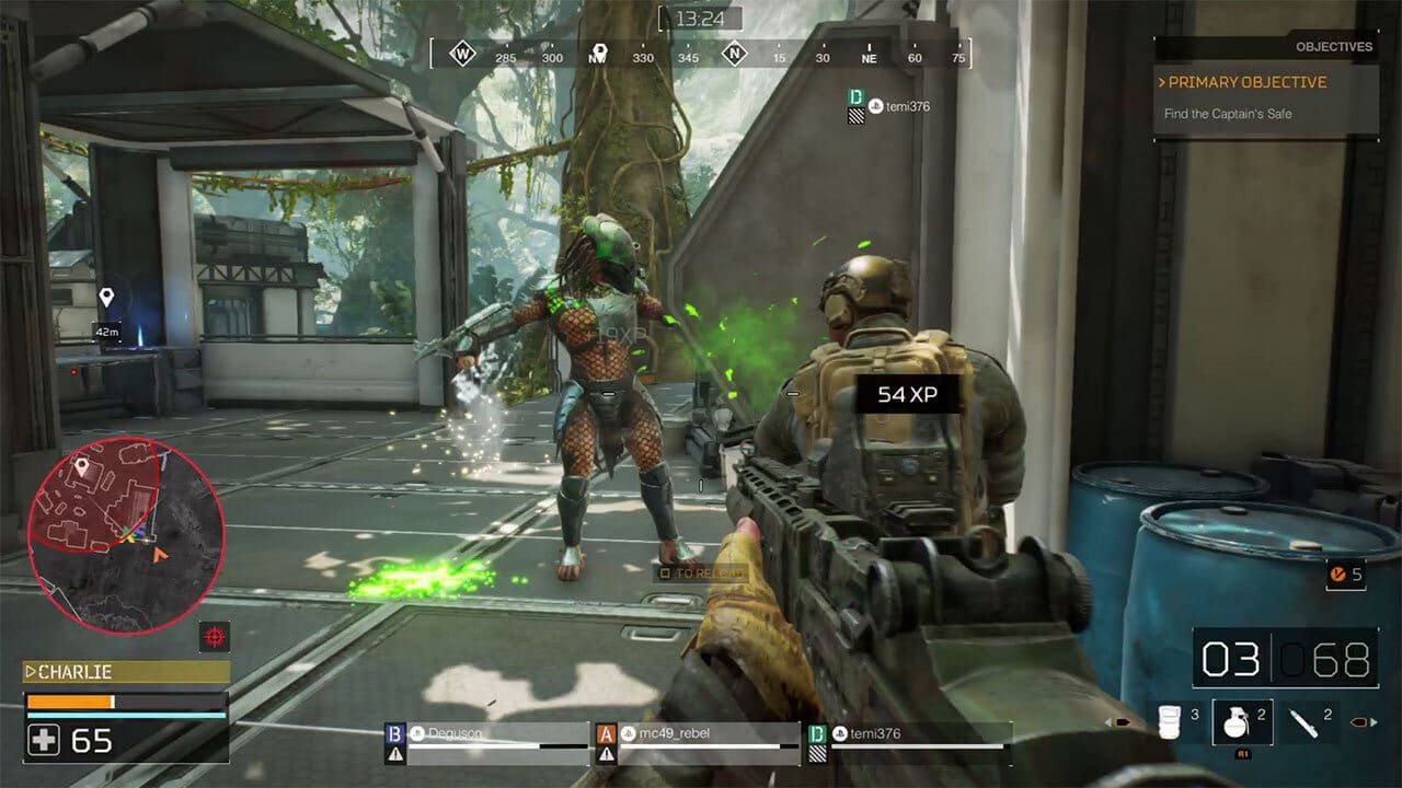Close-quarters clash in the jungle — a player goes all-in against the Predator.